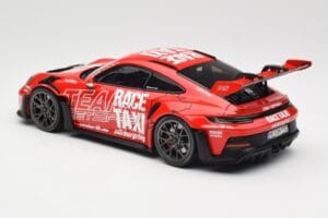 Porsche 911 992 GT3 RS Getspeed Race Taxi Guards Red Minichamps 1:18 110062040 Metall — bild 7 av 8