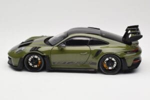 Porsche 911 992 GT3 RS Nato Olive & Black Wheels Minichamps 1:18 110062027 Metall — bild 4 av 8