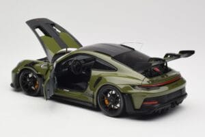 Porsche 911 992 GT3 RS Nato Olive & Black Wheels Minichamps 1:18 110062027 Metall — bild 5 av 8
