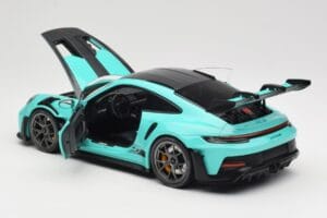 Porsche 911 992 GT3 RS Python Green & Dark Silver Wheels Minichamps 1:18 110062026 Metall — bild 5 av 8