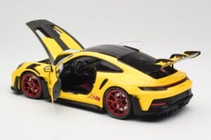 Porsche 911 992 GT3 RS Racing Yellow Weissach Package & Red Wheels Minichamps 1:18 110062025 Metall — bild 5 av 8