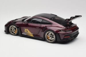 Porsche 911 992 GT3 RS Ultraviolett & Silverfälgar Minichamps 1:18 110062029 Metall — bild 7 av 8