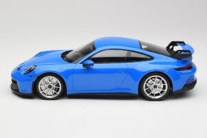 Porsche 911 992 GT3 Shark Blå & Silverfälgar Minichamps 1:18 143069015 Resin — bild 3 av 6