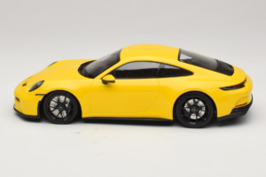 Porsche 911 992 GT3 Touring Gul Svarta Hjul Minichamps 1:18 117069021 Metall — bild 3 av 6