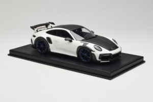 Porsche 911 992 TechArt GTstreet R Vit Med Blå Hjul TechArt 1:18 REMC014 Resin — bild 4 av 6
