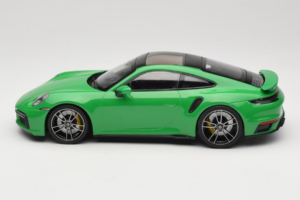 Porsche 911 992 Turbo S Grön Minichamps 1:18 153069077 Metall — bild 3 av 6