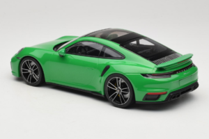 Porsche 911 992 Turbo S Grön Minichamps 1:18 153069077 Metall — bild 5 av 6
