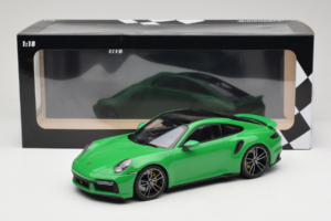 Porsche 911 992 Turbo S Grön Minichamps 1:18 153069077 Metall — bild 6 av 6
