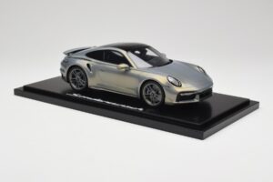 Porsche 911 Turbo S 992 Silver Bamboo Chromaflire With Display Case Spark 1:18 WAP0219100RTSS Resin — bild 4 av 7