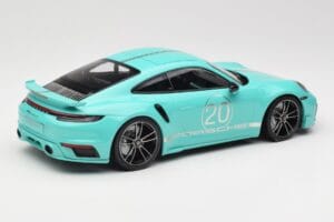 Porsche 911 992 Turbo S Sport Design Package Racing Green Minichamps 1:18 155069175 Metall — bild 2 av 6