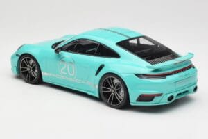 Porsche 911 992 Turbo S Sport Design Package Racing Green Minichamps 1:18 155069175 Metall — bild 5 av 6