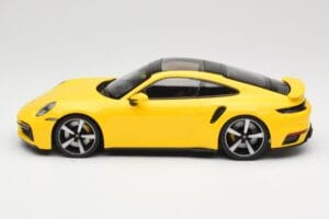 Porsche 911 992 Turbo S Gul Minichamps 1:18 155069071 Metall — bild 3 av 6