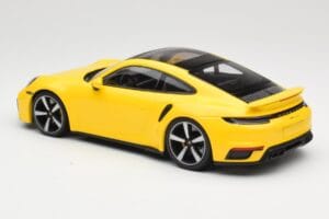 Porsche 911 992 Turbo S Gul Minichamps 1:18 155069071 Metall — bild 5 av 6