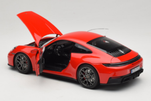 Porsche 911 992.2 Carrera 4 GTS Guards Red Norev 1:18 187171 Metall — bild 5 av 8