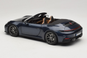 Porsche 911 992.2 Carrera Cabriolet Yachting Blue Norev 1:18 187180 Metall — bild 7 av 8