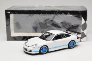 Porsche 911 996 GT3 RS Vit Blå Ränder Minichamps 1:18 155062021 Metall — bild 6 av 6