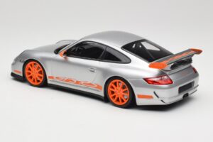 Porsche 911 997.1 GT3 RS Silver med Orange Fälgar Minichamps 1:18 155062120 Metall — bild 5 av 6