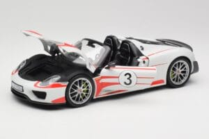 Porsche 918 Spyder Weissach Package Salzburg Minichamps 1:18 110062441 Metall — bild 2 av 8