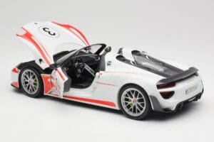 Porsche 918 Spyder Weissach Package Salzburg Minichamps 1:18 110062441 Metall — bild 5 av 8