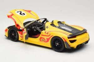 Porsche 918 Spyder Weissach Package Gul Med Ränder Minichamps 1:18 110062446 Metall — bild 5 av 8