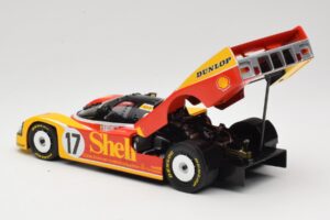 Porsche 962C Group C #17 D. Bell / H-J. Stuck / K. Ludwig 24 Hours of Le Mans 1988 Universal Hobbies 1:18 4704 Metall — bild 5 av 8