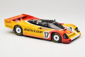 Porsche 962C Group C #17 D. Bell / H-J. Stuck / K. Ludwig 24 Hours of Le Mans 1988 Universal Hobbies 1:18 4704 Metall — bild 6 av 8