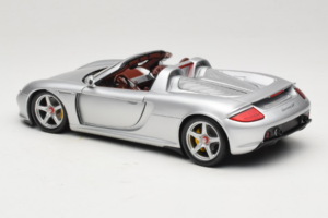Porsche Carrera GT Silver Metallic Minichamps 1:18 WAP02103014 Metall — bild 7 av 8