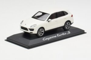 Porsche Cayenne 958 Turbo S Vit Minichamps 1:43 WAP0200220C Metall — bild 2 av 4