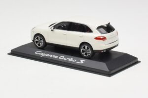 Porsche Cayenne 958 Turbo S Vit Minichamps 1:43 WAP0200220C Metall — bild 3 av 4
