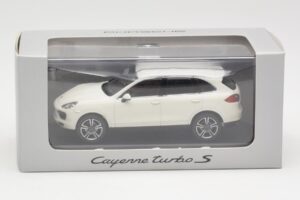 Porsche Cayenne 958 Turbo S Vit Minichamps 1:43 WAP0200220C Metall — bild 4 av 4