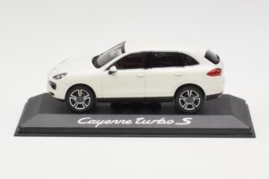 Porsche Cayenne 958 Turbo S Vit Minichamps 1:43 WAP0200220C Metall