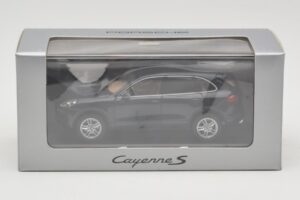 Porsche Cayenne 958 S Blue Metallic Minichamps 1:43 WAP0200060E Metall — bild 4 av 4
