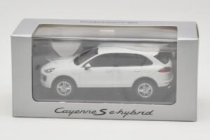 Porsche Cayenne 958 S e-Hybrid Vit Minichamps 1:43 WAP0200040E Metall — bild 4 av 4