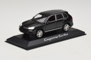 Porsche Cayenne Turbo Dark Green Metallic Minichamps 1:43 WAP02061117 Metall — bild 2 av 5