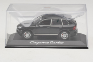 Porsche Cayenne Turbo Dark Green Metallic Minichamps 1:43 WAP02061117 Metall — bild 4 av 5