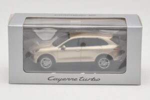 Porsche Cayenne 958 Turbo Guld Minichamps 1:43 WAP0200050E Metall — bild 4 av 4