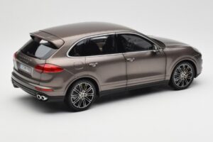 Porsche Cayenne E2 Turbo S Umbra Metallic Minichamps 1:18 WAP0213020F Metall — bild 3 av 8