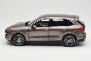 Porsche Cayenne E2 Turbo S Umbra Metallic Minichamps 1:18 WAP0213020F Metall — bild 4 av 8