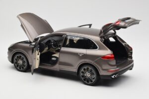 Porsche Cayenne E2 Turbo S Umbra Metallic Minichamps 1:18 WAP0213020F Metall — bild 5 av 8