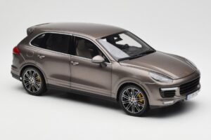 Porsche Cayenne E2 Turbo S Umbra Metallic Minichamps 1:18 WAP0213020F Metall — bild 6 av 8