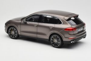 Porsche Cayenne E2 Turbo S Umbra Metallic Minichamps 1:18 WAP0213020F Metall — bild 7 av 8