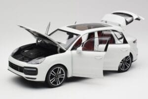 Porsche Cayenne 9YA Turbo Vit Metallic Minichamps 1:18 155042560 Metall — bild 2 av 8