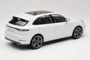 Porsche Cayenne 9YA Turbo Vit Metallic Minichamps 1:18 155042560 Metall — bild 3 av 8