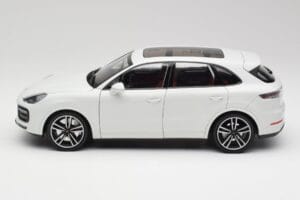 Porsche Cayenne 9YA Turbo Vit Metallic Minichamps 1:18 155042560 Metall — bild 4 av 8
