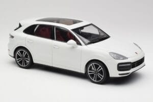 Porsche Cayenne 9YA Turbo Vit Metallic Minichamps 1:18 155042560 Metall — bild 6 av 8