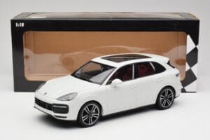 Porsche Cayenne 9YA Turbo Vit Metallic Minichamps 1:18 155042560 Metall — bild 8 av 8