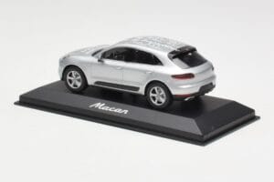 Porsche Macan 95B Silver Grey Metallic Prototyp Minichamps 1:43 WAP0201540E Metall — bild 3 av 4