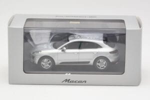 Porsche Macan 95B Silver Grey Metallic Prototyp Minichamps 1:43 WAP0201540E Metall — bild 4 av 4