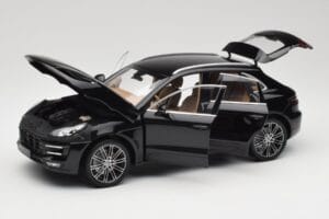 Porsche Macan Turbo 95B Black Metallic Minichamps 1:18 110062502 Metall — bild 2 av 8