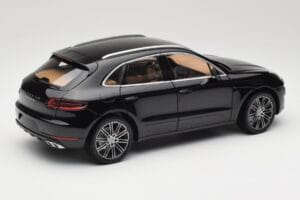 Porsche Macan Turbo 95B Black Metallic Minichamps 1:18 110062502 Metall — bild 3 av 8